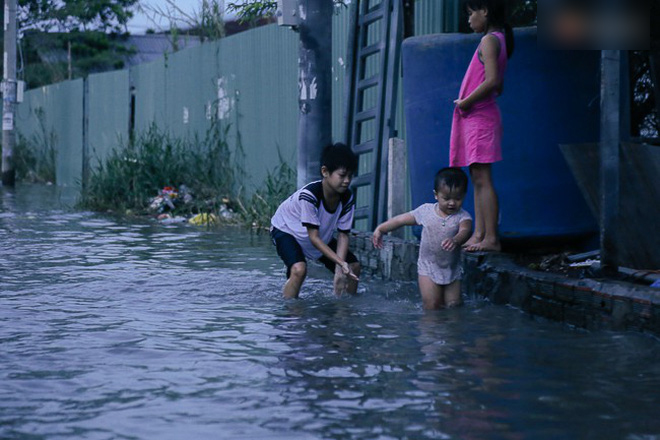 Triều cường đạt đỉnh ở Sài Gòn, trẻ em thích thú bơi lội khi đường biến thành sông